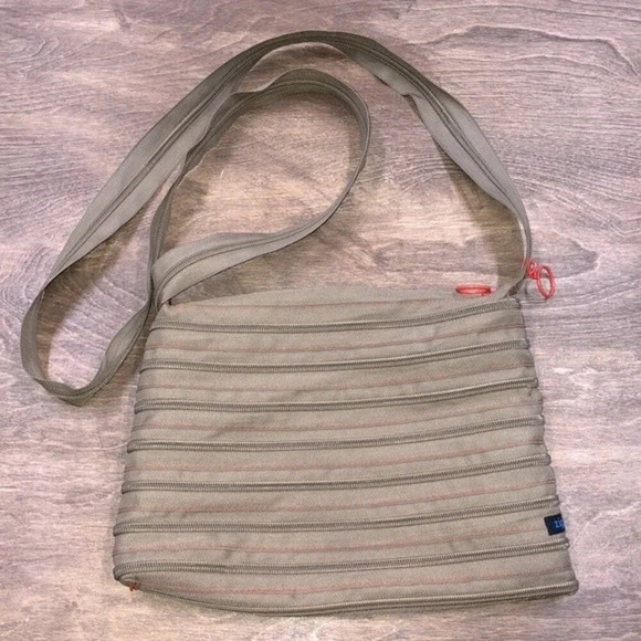 Zip-It Handbags - Zip it cross body zippers bag